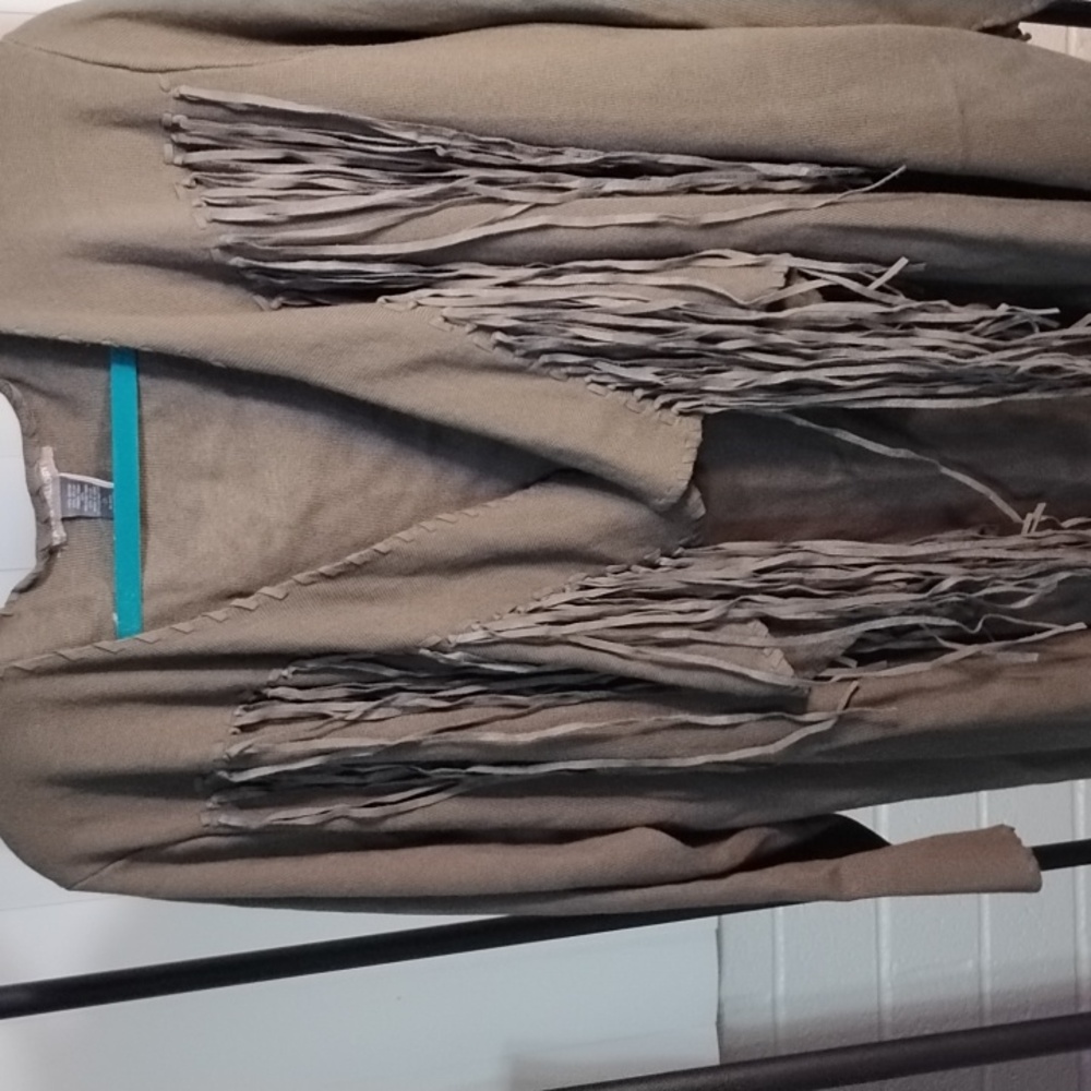 Kate & Mallory rayon and nylon olive sweater long sleeves layered w/ fringe.